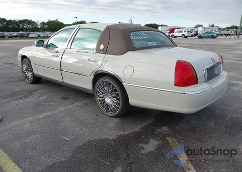 2005 Lincoln Town Car Signature Limited из США, поврежденный, VIN 1LNHM82W25Y619162